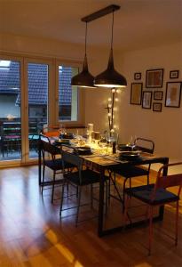 因特拉肯Interlaken City Apartments的一间带桌椅的用餐室