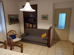 波尔托瓦尔特拉瓦利亚Appartamento Gianna的带沙发和书架的客厅