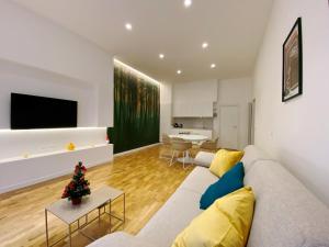 佩鲁贾STAY home experience的带沙发和圣诞树的客厅
