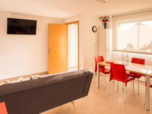 尼格兰Patos Beach - Garden的厨房以及带桌子和红色椅子的用餐室。