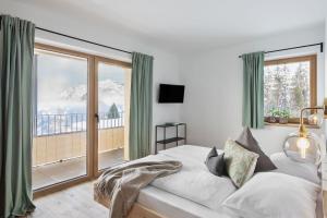 斯拉德明Holzhackerin - the charming Haus am Berg的一间卧室设有一张床和一个大窗户