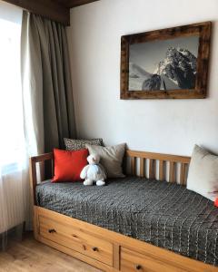 斯卡尔尼茨Karwendel-Lodge的卧室床上的泰迪熊