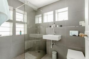 卡尔克湾The Ley @ The Sea的浴室配有卫生间、盥洗盆和淋浴。