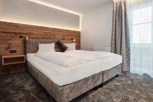 弗拉绍维斯保尔公寓的卧室配有一张白色大床和木制床头板