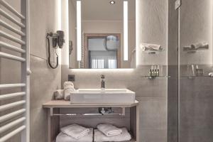 弗拉绍维斯保尔公寓的一间带水槽和镜子的浴室