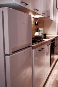 什切青Calm and quiet apartments in Szczecin的厨房配有白色冰箱和炉灶。