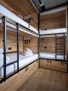 喀山VIA Hostel的铺有木地板的客房内配有两张双层床。