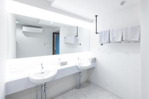 高知RESIDENCE HARIMAYA-Vacation STAY 99860v的白色的浴室设有两个盥洗盆和镜子