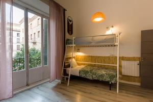 马德里Social - Coliving & Coworking - Madrid的一间卧室配有双层床和窗户。