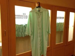 仙台R&B Hotel Sendai Hirosedori Ekimae - Vacation STAY 39659v的一件绿色衬衫挂在衣柜里