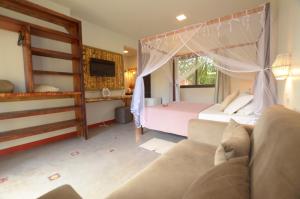 普腊亚罗萨Pousada Rosa 08的一间卧室配有一张床、一张床和一张沙发