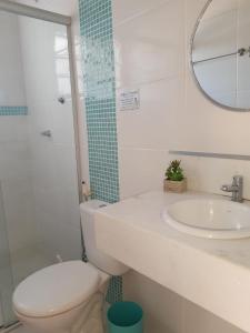 贝洛奥里藏特米内罗别墅旅舍的一间带卫生间、水槽和镜子的浴室