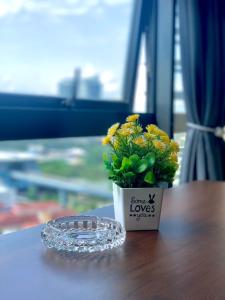 吉隆坡Private Jacuzzi Staycation at KL City 152的坐在桌子上的小花盆与植物