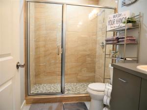 达拉斯Rare Vibrant Hidden Gem - 2 Mins from Downtown的浴室里设有玻璃门淋浴