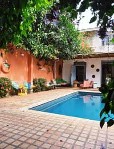 圣菲德安蒂奥基亚Hotel Casa de Verano - Solo adultos -的房屋前的游泳池