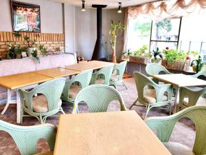 小谷村马里昂信浓度假旅馆的一间在房间内配有桌椅的餐厅