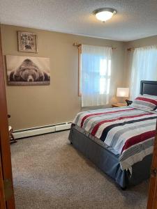Close to Duluth! Centrally Located-Lake Superior Minutes Away!客房内的一张或多张床位