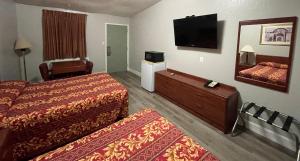 Hamilton汉密尔顿旅馆的酒店客房设有两张床和一台平面电视。