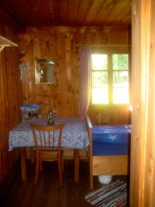 海利根布卢特Almhütte Gorgasser的小屋内设有一间带桌子和床的卧室
