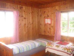 海利根布卢特Almhütte Gorgasser的小木屋内一间卧室,配有两张床