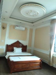 Phú NặngNam Phong Hotel的一间卧室设有一张床和天花板