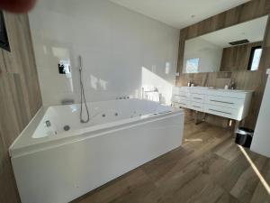 雷以桑布尔VILLA MIAMI的大型白色浴室设有浴缸和水槽