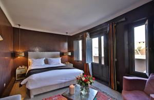 马拉喀什达尔万庭院旅馆的一间卧室配有一张大床和一张沙发