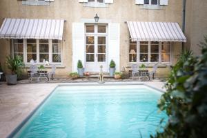 卡尔卡松Carcassonne Bed and Breakfast du Palais的一座带窗户的建筑前的游泳池