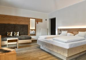 多比亚科托布拉彻霍夫酒店的一间卧室设有一张大床和一个大镜子