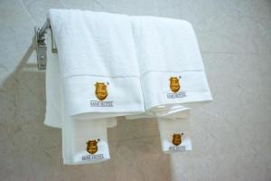 瓦加杜古SAMI HOTEL的浴室毛巾架上的毛巾