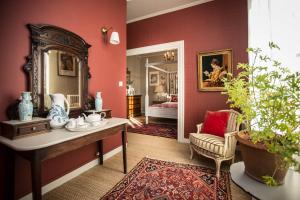 卡尔卡松Carcassonne Bed and Breakfast du Palais的一间设有红色墙壁和一张带镜子的桌子的房间