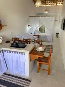 伯迪亚哥Flat Pitaya - Cond. Morada da Praia的一间带厨房的客厅和一间卧室