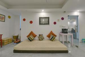 诺伊达Hotel Fortune Inn- Noida Sector 19的一间卧室,卧室内配有一张大床