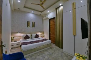 诺伊达Hotel Fortune Inn- Noida Sector 19的酒店客房,配有床和电视