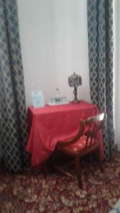 阿斯蒂Da Betty的红色桌子,上面有椅子和灯