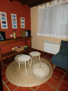 霍约斯德尔埃斯皮诺Casas Rurales Cimera yBrincalobitos的客厅配有两张桌子和一张沙发