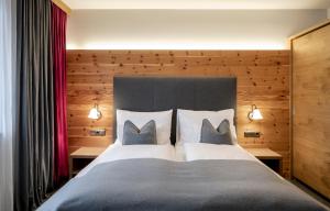 萨尔巴赫维森尼格滑雪&自行车酒店的一间卧室配有一张大床和两个枕头
