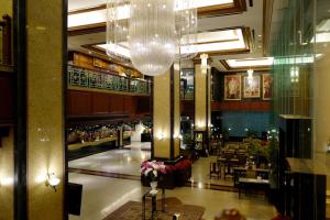 曼谷Town in Town Hotel Bangkok - SHA Plus的一个带吊灯的餐厅的大堂