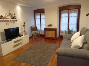 吉塔里亚LOA GETARIA的带沙发和电视的客厅