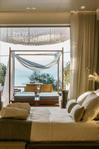 纳克索乔拉Avgoustos Suites Naxos的一间卧室设有一张床,享有海景