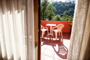 坎加斯-德奥尼斯Alojamiento Covadonga的阳台配有桌椅,享有风景。