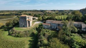 Pujols-sur-CironRomantic Gite nr St Emilion with Private Pool and Views to Die For的田野上一座古老的山丘建筑