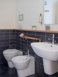 斯培西亚维亚尼住宅旅馆的浴室配有白色水槽和卫生间。