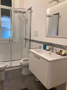 卡斯蒂里昂纳·德拉佩Nonno 'Drea guest house的浴室配有卫生间、盥洗盆和淋浴。