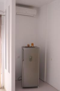 希马拉Apartments Piazza的白色墙壁的房间里,小冰箱