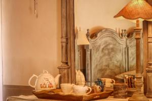 EygaliersMas en Baronnies Provençales的桌子,桌子上装有杯子,灯,床