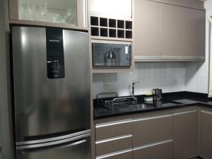 弗洛里亚诺波利斯Beach House Nascer do Sol的厨房配有不锈钢冰箱和水槽