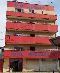 戈亚尼亚Hotel Jerusalém 2的一座建筑,上面写着酒店纪念品