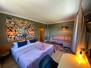 巴特哈尔茨堡Harz Hotel & Spa Seela的一间卧室设有两张床,墙上挂着一幅画