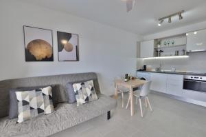 圣地亚哥港Costa Isora的客厅配有沙发和桌子
